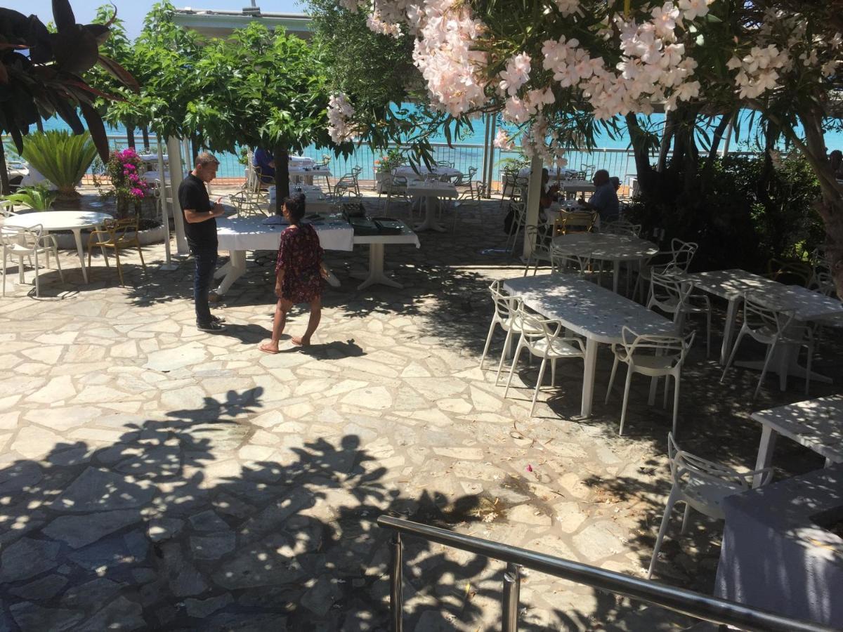Ajaccio Magnifique T2 37M2 Centre Ville Vue Mer Au Bord De La Plage Neuf 4 Couchages Balcon Parking Prive Ferme Clim Wifi Exteriör bild